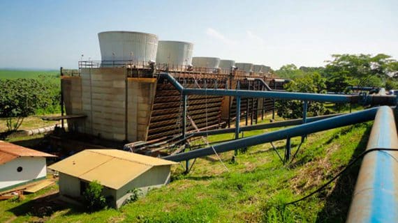 Sistema de riego en el campo de caña